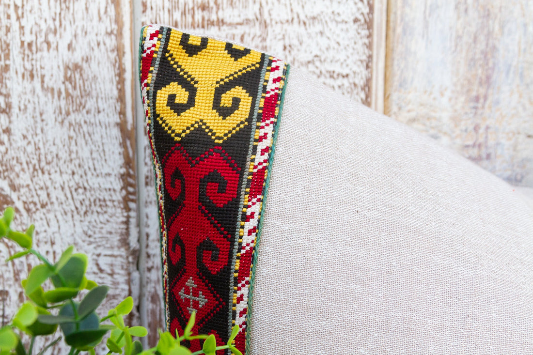 Aayu Linen Tribal Border Pillow
