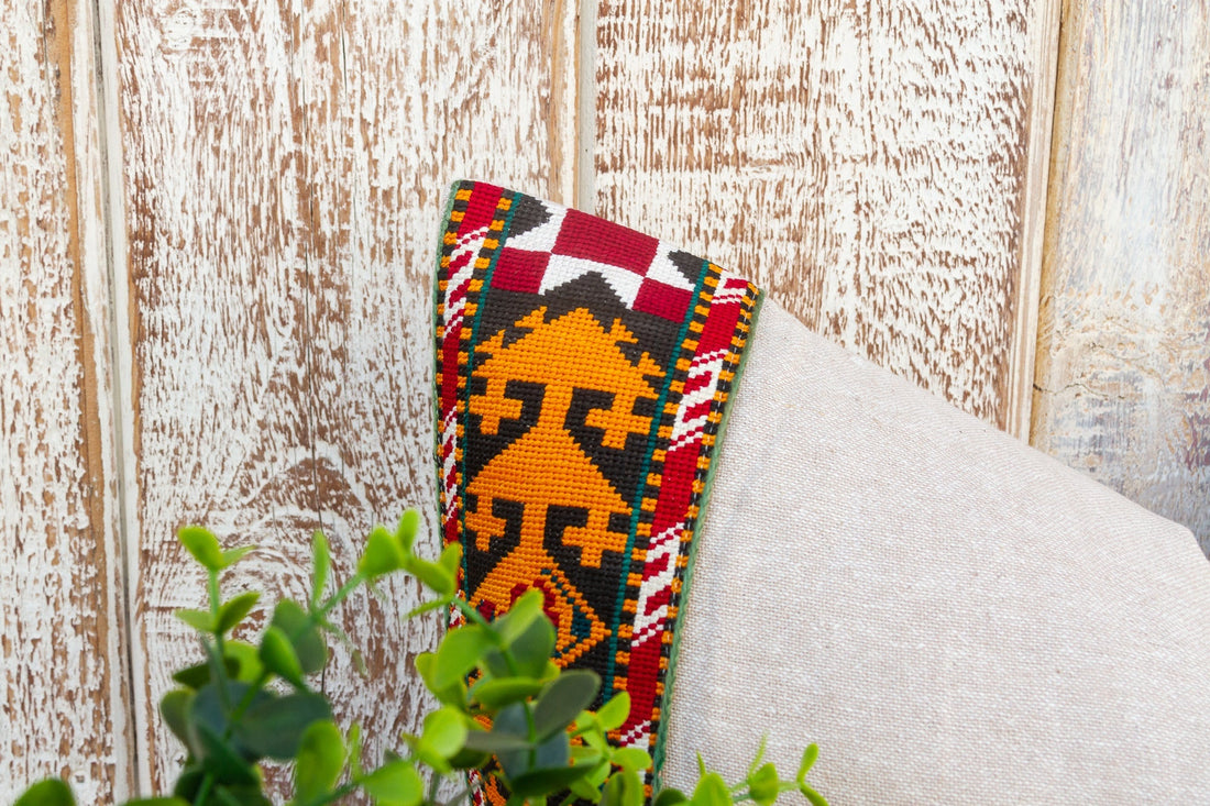 Iyla Linen Tribal Border Pillow (Trade)