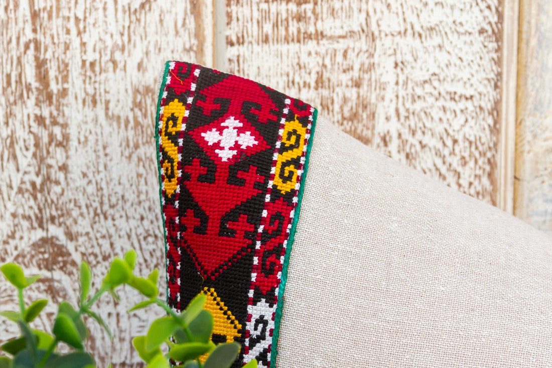Joya Linen Tribal Border Pillow (Trade)