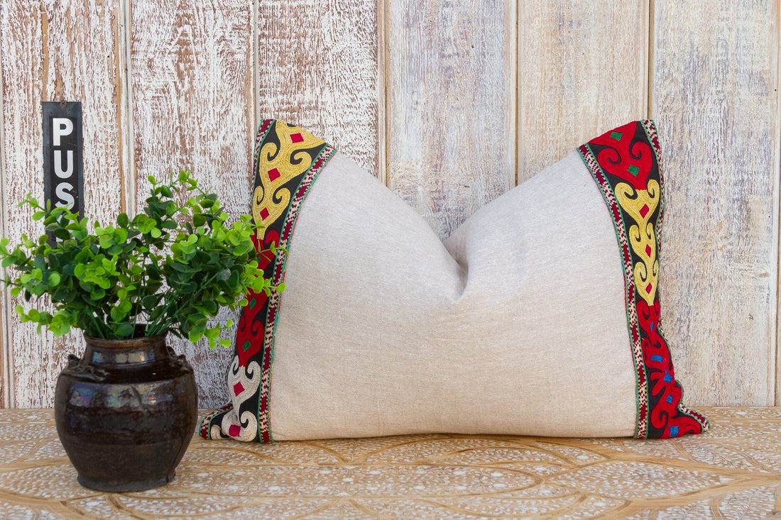 Kyra Linen Tribal Border Pillow (Trade)