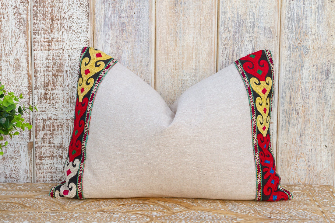 Kyra Linen Tribal Border Pillow (Trade)